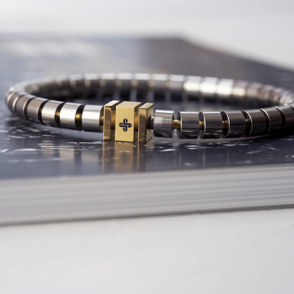 Mise en évidence du bracelet en acier avec le fermoir en or jaune plaqué FYVE carré