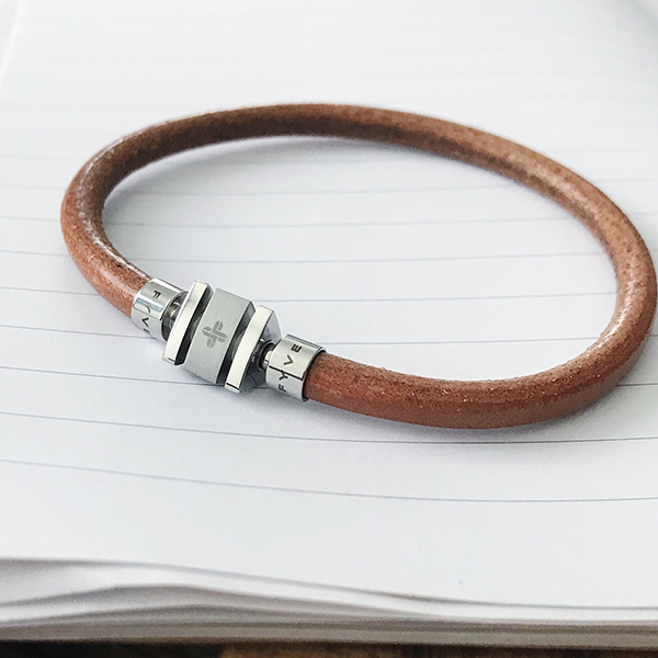 Bracelet en cuir naturel avec fermoir triangle en acier